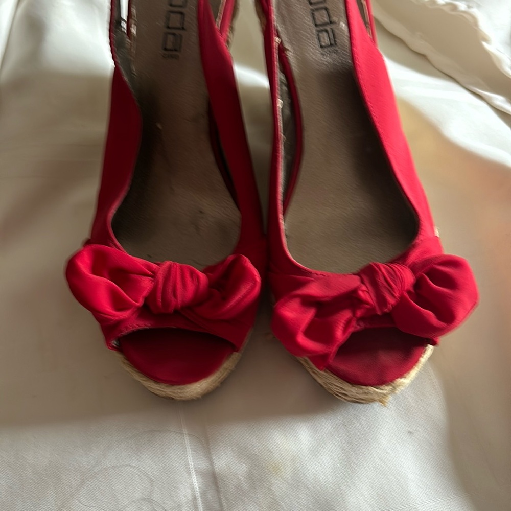 Moda sling wedge sandal with bow size 10